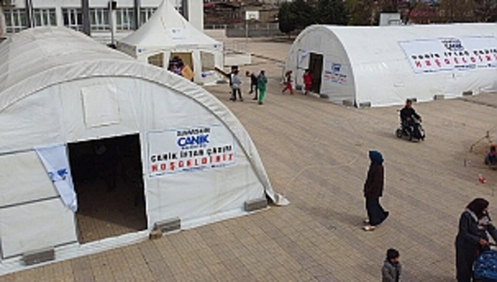 Canik Belediyesi Deprem Bölgesinde İftar ve Sahur Yemeği Veriyor