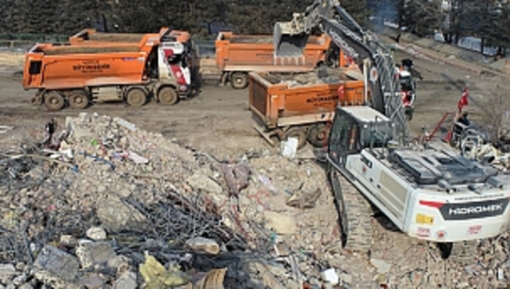 Deprem Bölgesinde Büyükşehir 454 Enkazı Kaldırdı