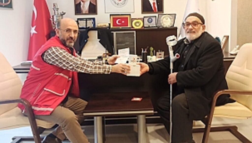 Emekli Maaşını Bankadan Çekip Kızılay'a Bağışladı.