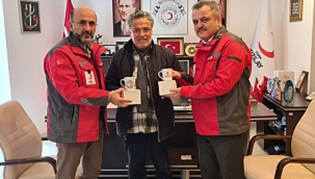 Umreye Gitmek İçin Biriktirdikleri Parayı Kızılay'a Bağışladılar