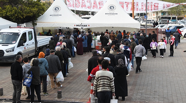 Büyükşehir 750 bin kişilik sıcak yemek dağıttı