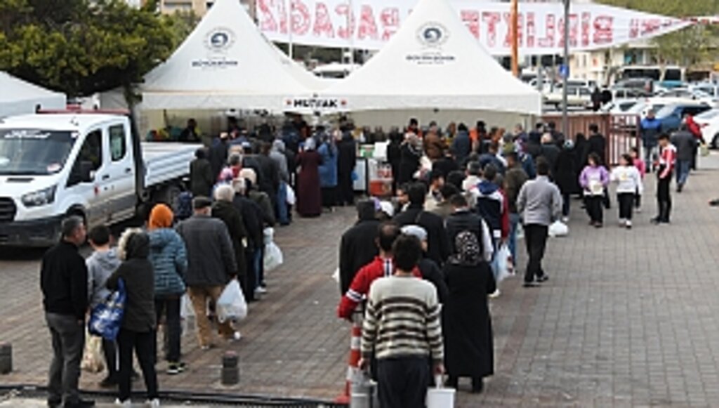 Büyükşehir 750 bin kişilik sıcak yemek dağıttı