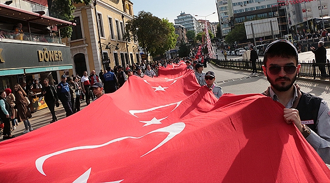 1919 Metrelik Dev Bayrak Caddelerde Gezdi