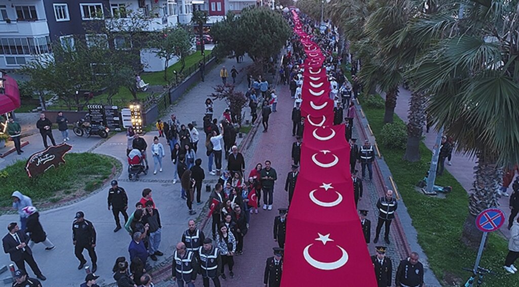 1919 metrelik Türk Bayrağı Atakum'da Açıldı