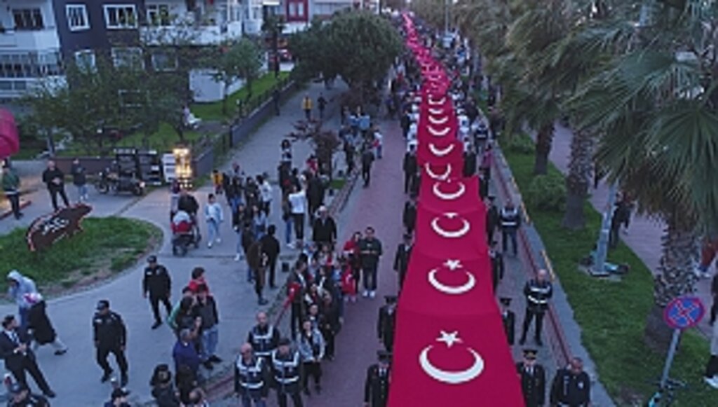 1919 metrelik Türk Bayrağı Atakum'da Açıldı