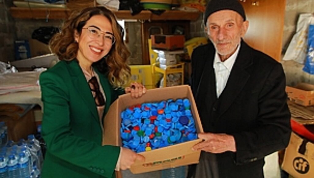 90 YAŞINDAKİ 63 YILLIK ESNAFTAN GERİ DÖNÜŞÜME KATKI