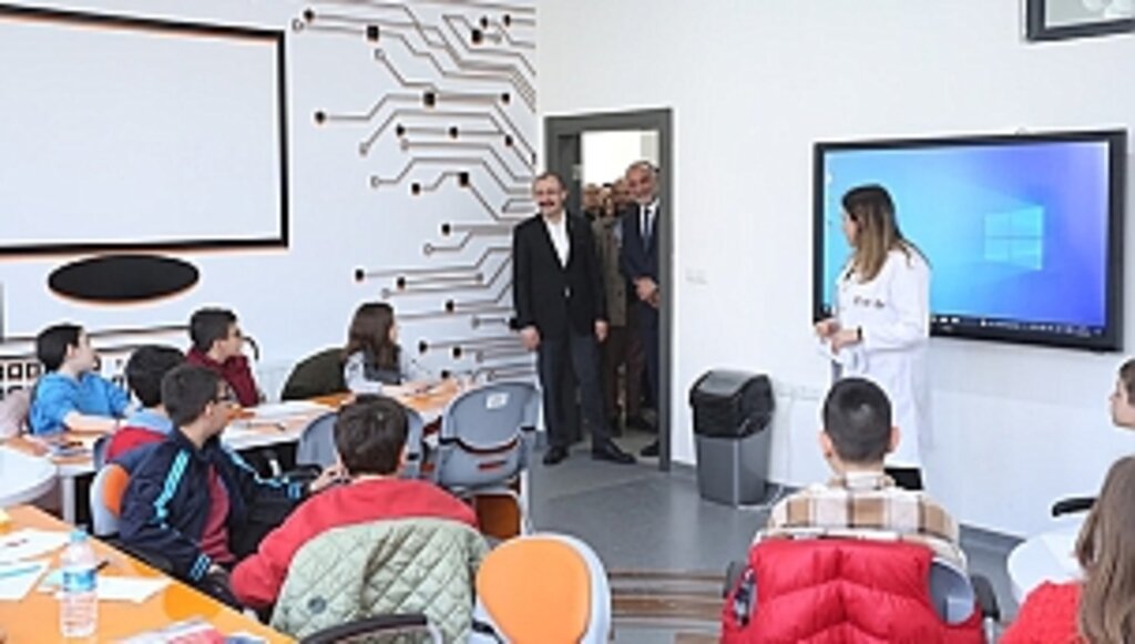 Bakan Muş ve Başkan Sandıkçı Geleceğin Bilim İnsanlarıyla Bir Araya Geldi