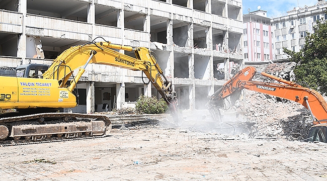 Büyükşehir Hizmet Binasının Yıkımı Başladı