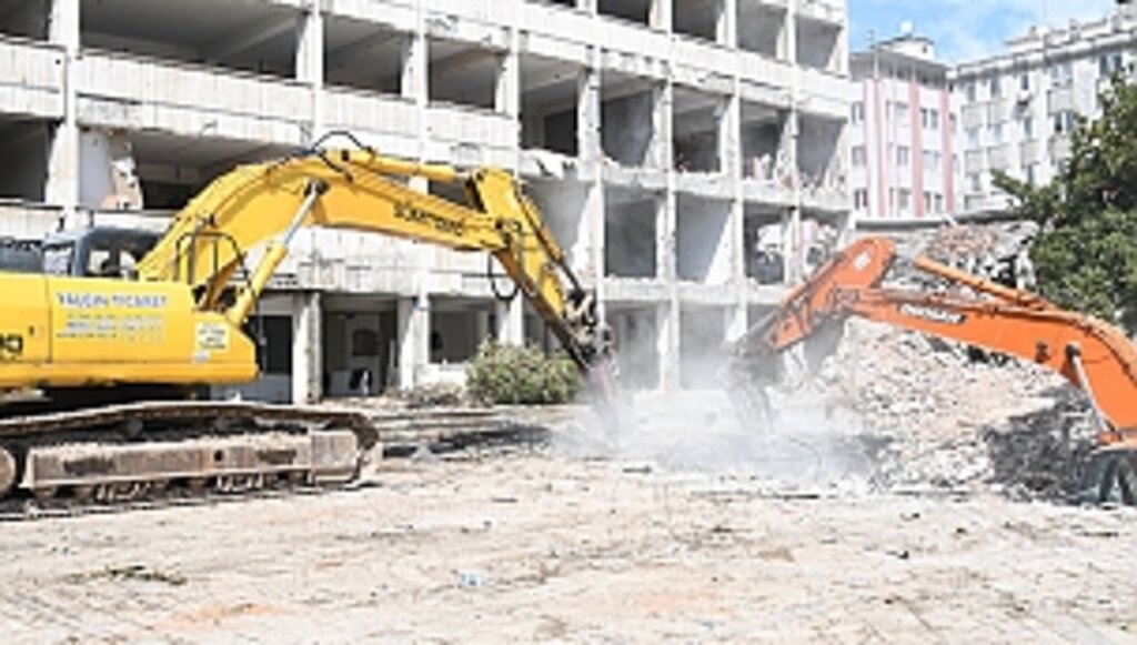 Büyükşehir Hizmet Binasının Yıkımı Başladı