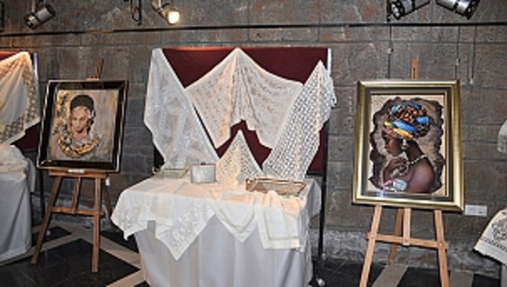 1 Yıllık Emeklerini Sergilediler