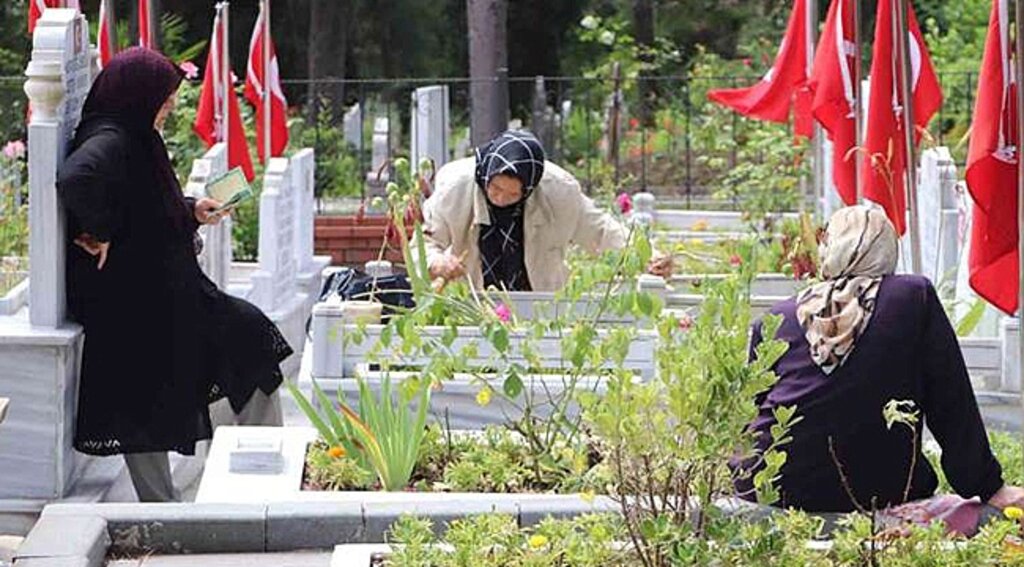 Arife Günü Şehitliklerde Hüzün Vardı!...