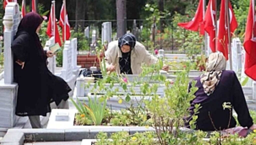 Arife Günü Şehitliklerde Hüzün Vardı!...