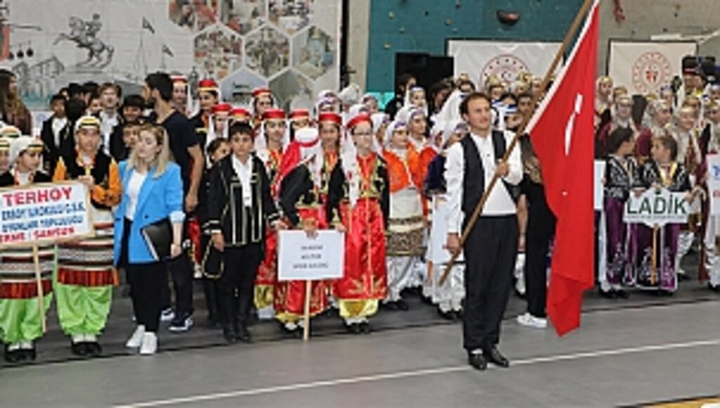 Halk Oyunlarında Görsel Şölen Yaşandı