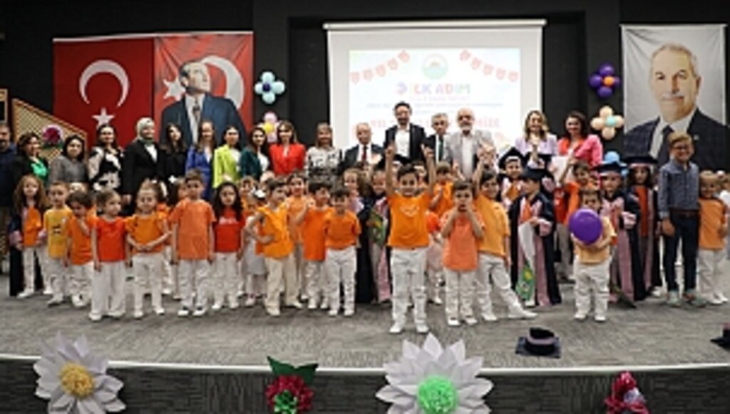 Minik Öğrencilerin Büyüleyen Yılsonu Etkinliği