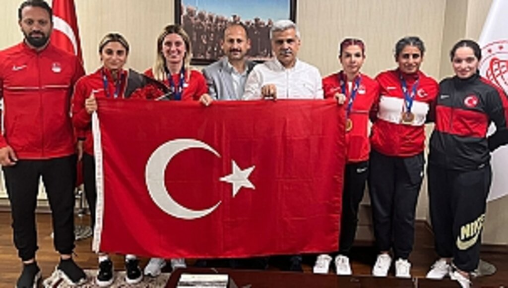 Rekortmen Sporcular Havalimanında Karşılandı