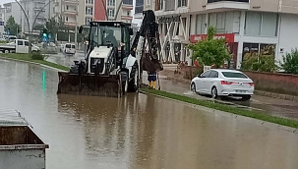 Sağanak Atakum'da Hayatı Olumsuz Etkiledi