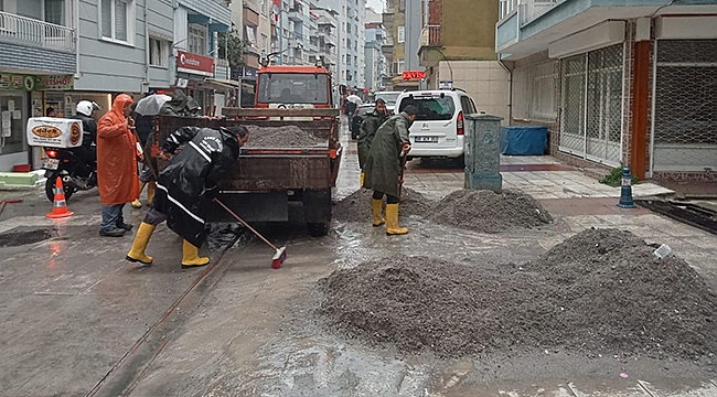 Sağanak Yağış Canik'te Ekiplere Zor Anlar Yaşattı