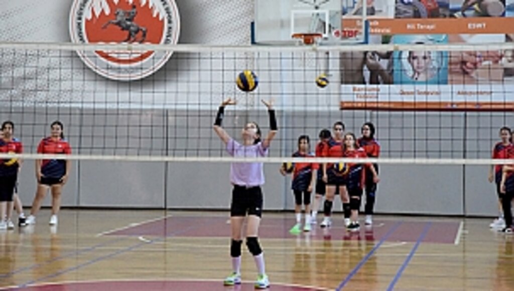 Büyükşehir Yaz Spor Okulu'nda Voleybola Yoğun İlgi 