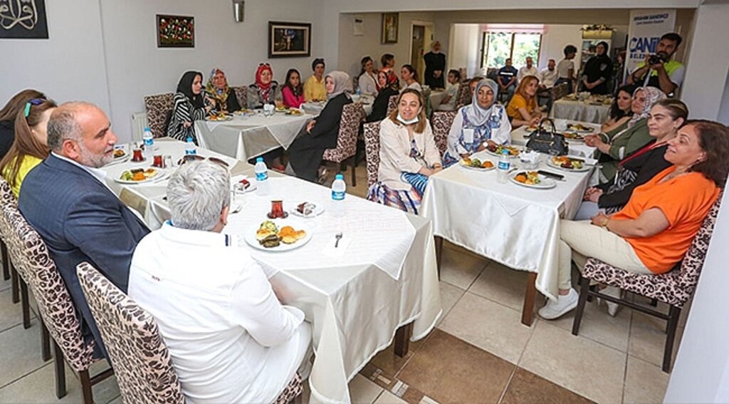 Canik Belediye Başkanı İbrahim Sandıkçı, usta öğreticilerle buluştu