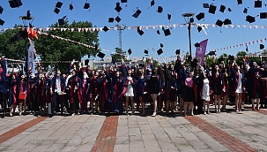 Fen Fakültesi Mezuniyeti Coşkuyla Kutladı