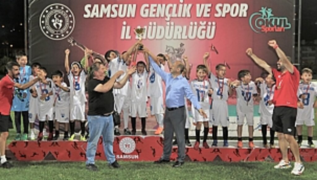 Küçük Dev Adamlar Şampiyonluk Kupalarını Aldı