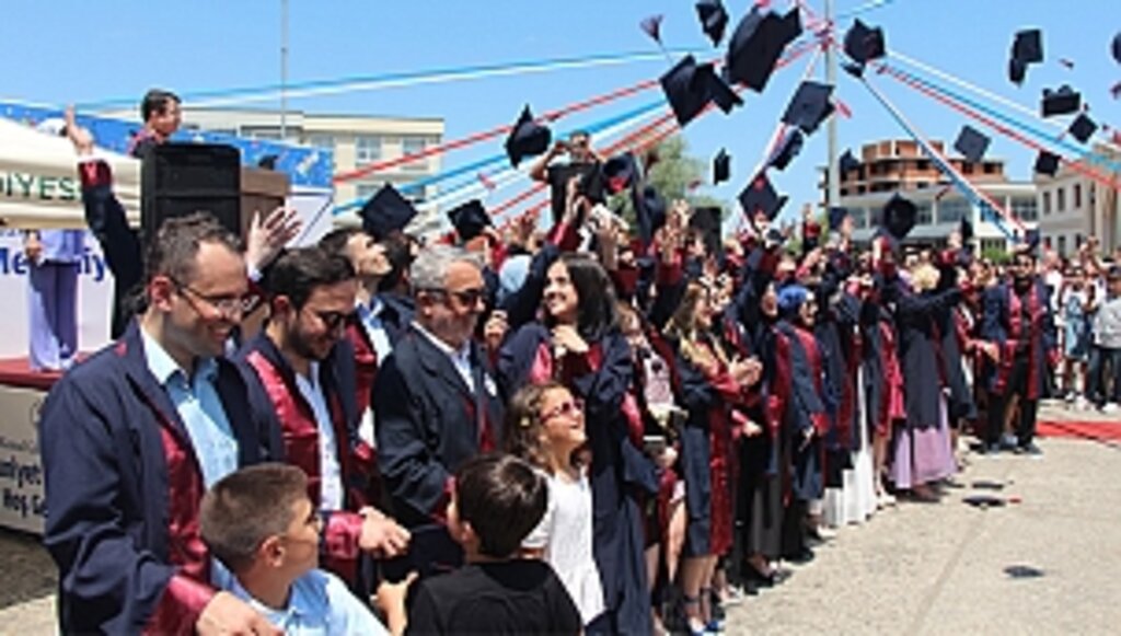 Mustafa Kemal Güneşdoğdu Kampüsünde Mezuniyet Coşkusu