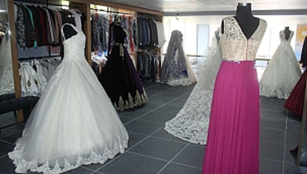 Tekkeköy'de Gelinlik ve Damatlıklar Hayır Çarşısı'ndan