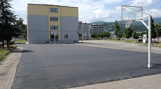 Tekkeköy'de Okulların Spor Alanları Yenileniyor