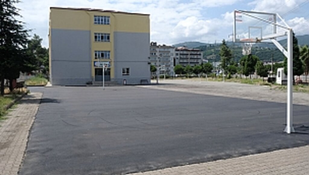 Tekkeköy'de Okulların Spor Alanları Yenileniyor