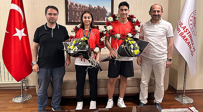 Avrupa İkincisi Badmintoncular Çiçeklerle Karşılandılar 