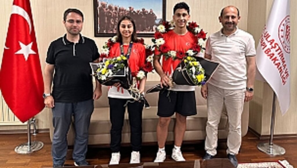 Avrupa İkincisi Badmintoncular Çiçeklerle Karşılandılar 