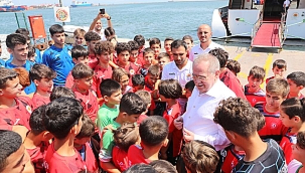 Başkan Demir, Futbol Altyapı Oyuncularıyla Bir Araya Geldi