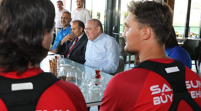 Başkan Demir, futbolcularla bir araya geldi