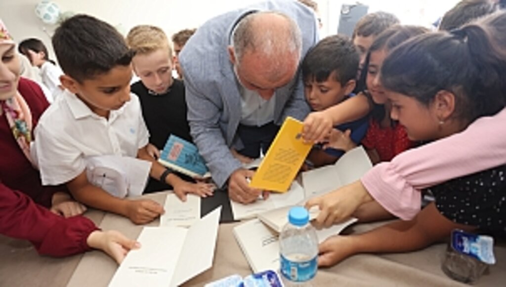 Başkan Sandıkçı'dan Miniklere Hediye 