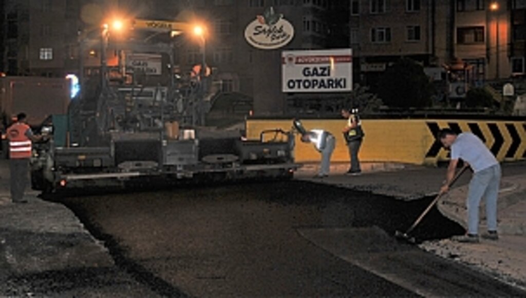 Büyükşehir'den Gece Asfalt Mesaisi