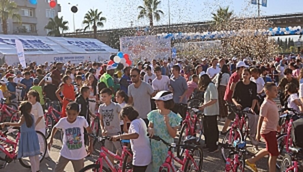 Camiye Gelen 1185 Çocuk Hediyeleriyle Buluştu