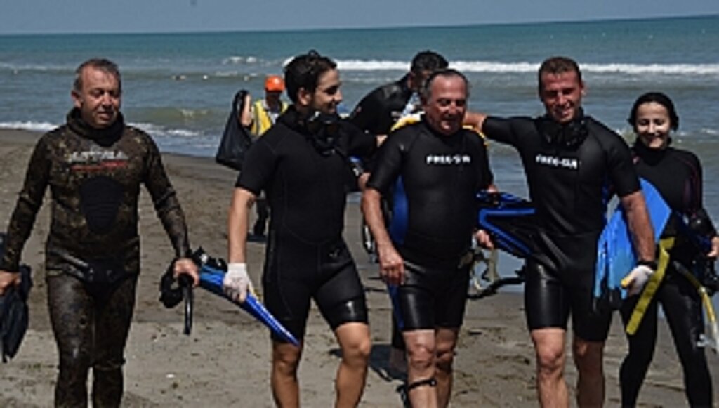 Temiz Deniz İçin Denizde Türk Bayrağı Açtılar!...