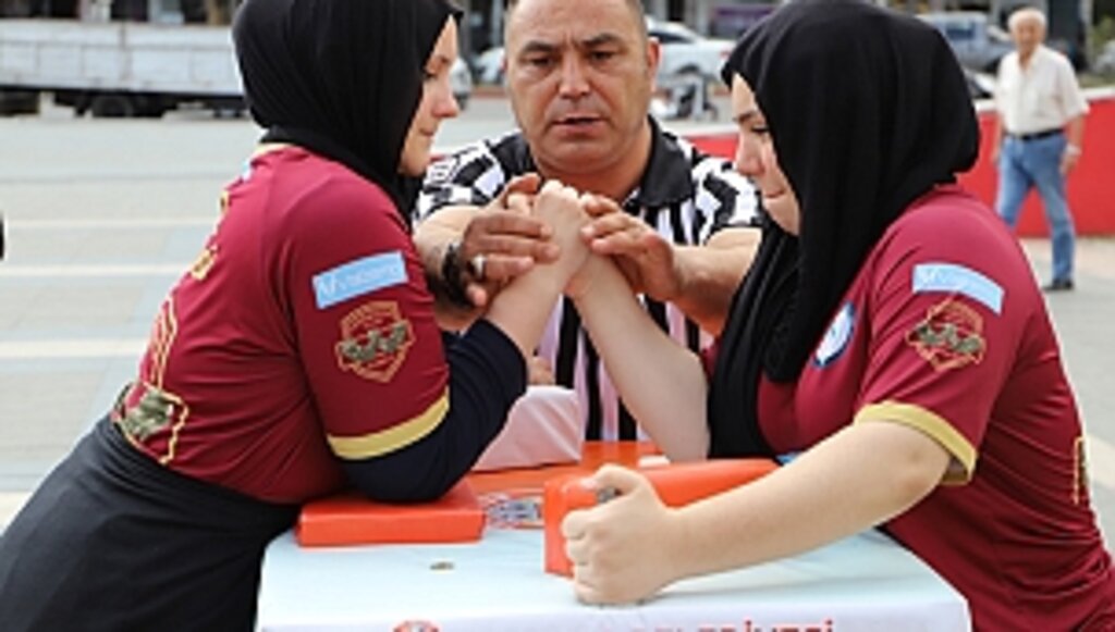19 Mayıs'ta Bilek Güreşi Yarışları Yapıldı