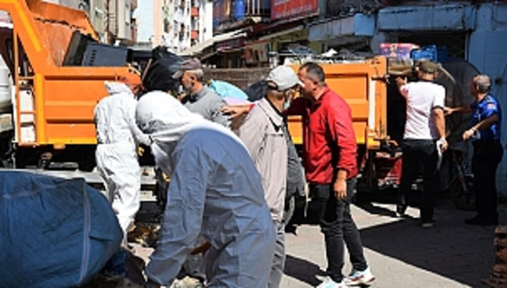 Büyükşehir'den Çöp Evde Temizlik