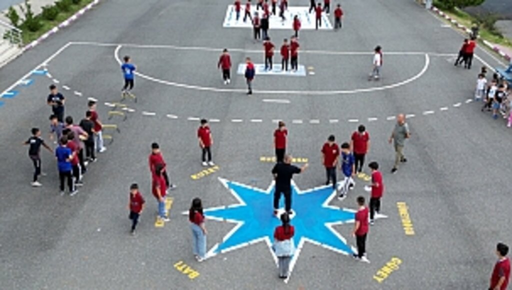 Çocuklar okul bahçelerine hayran kaldı