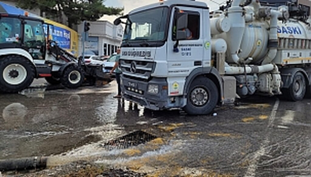 Sağanak Yağmurun Ardından Büyükşehir Ekipleri Aralıksız Çalışıyor