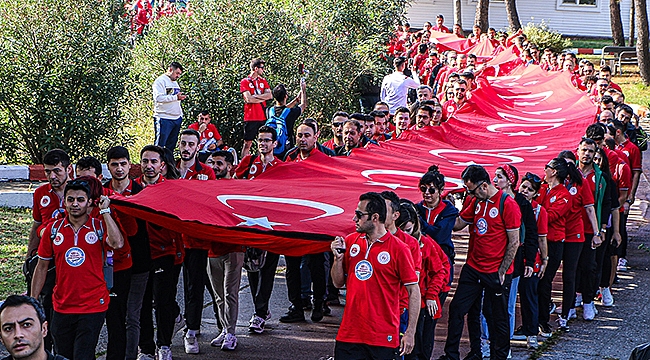 Bayrak Yürüyüşü Nuri Asan Tesisleri'nden Başladı