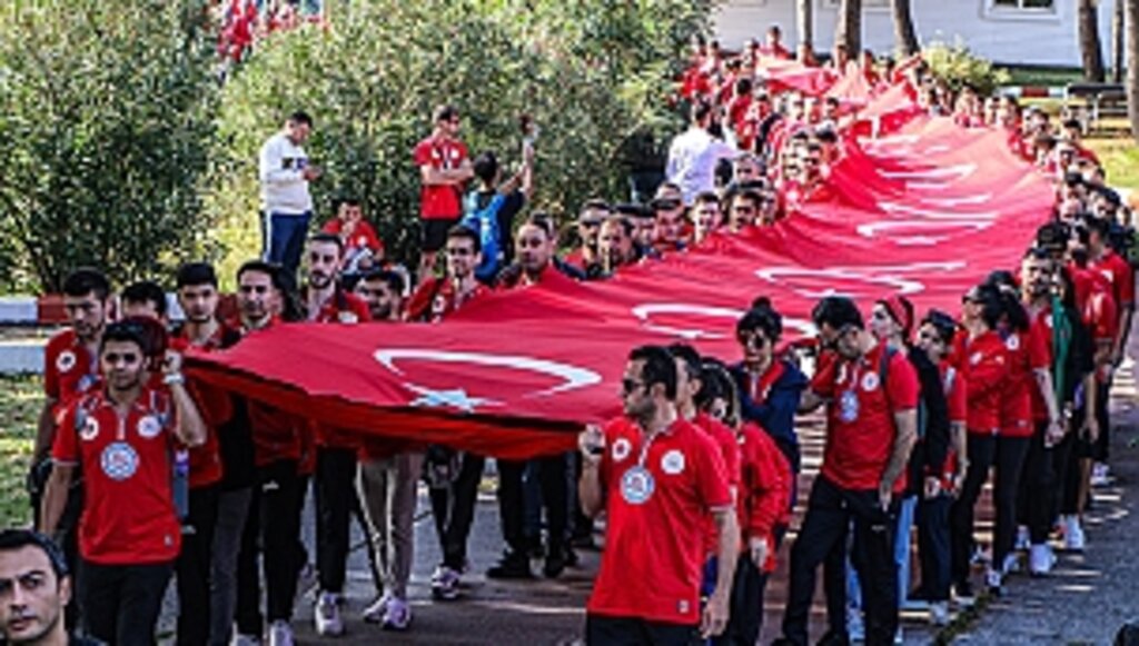 Bayrak Yürüyüşü Nuri Asan Tesisleri'nden Başladı