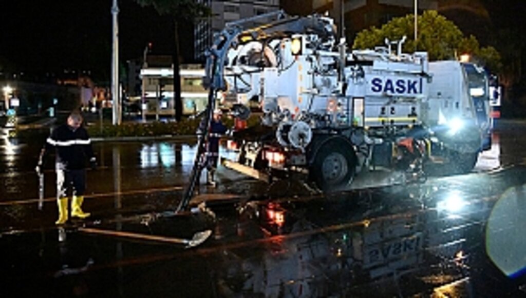 Büyükşehir'den Sağanak Yağmur Mesaisi 