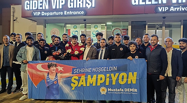 Dünya İkincisi Çiçeklerle Karşılandı