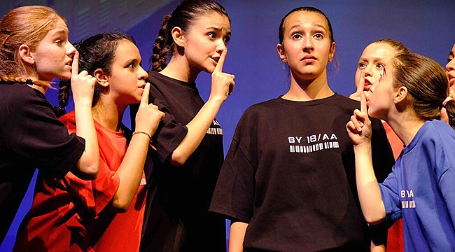 Gençlik Müzikali 'DOLAP', Deprem Bölgesindeki Gençlerin Yoğun İlgisiyle Karışılandı