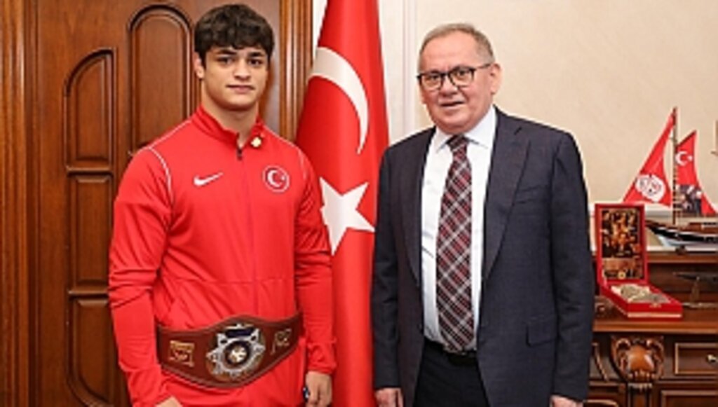 Başkan Demir, Milli Güreşçiyi Makamında Ağırladı 