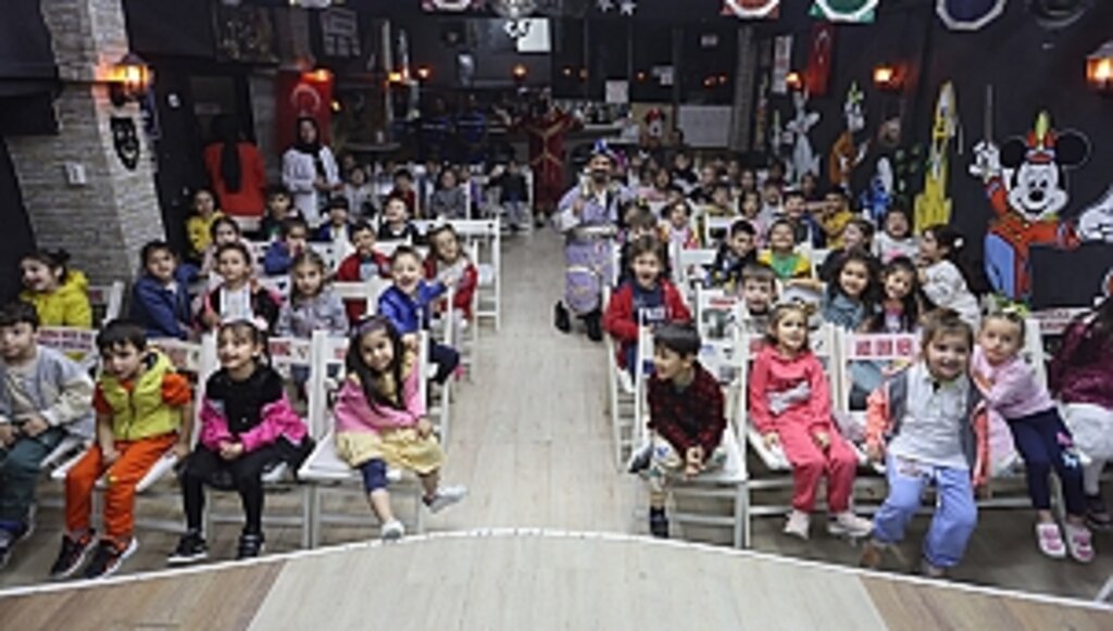 Canik'te Minikler Tiyatroyla Eğlendi