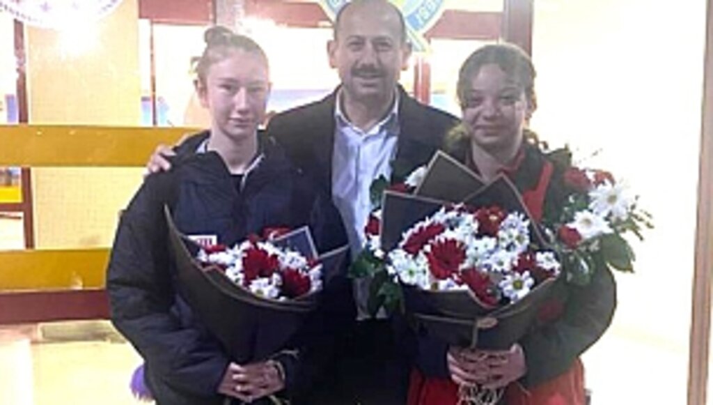 Dünya İkincisi Şahin Çiçeklerle Karşılandı 