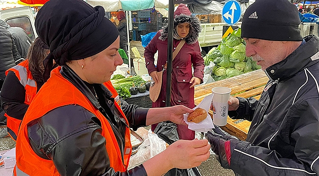 Atakum Belediyesi'nden Öğrencilere Ve Esnafa Sıcak Çorba